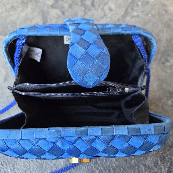 Vintage La Regale Blue Satin Woven Clutch with Strap Gold Hardware Magnetic Snap - Picture 5 of 15